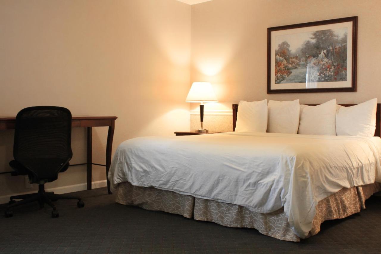 Alpine Inn & Suites Рокфорд Екстериор снимка