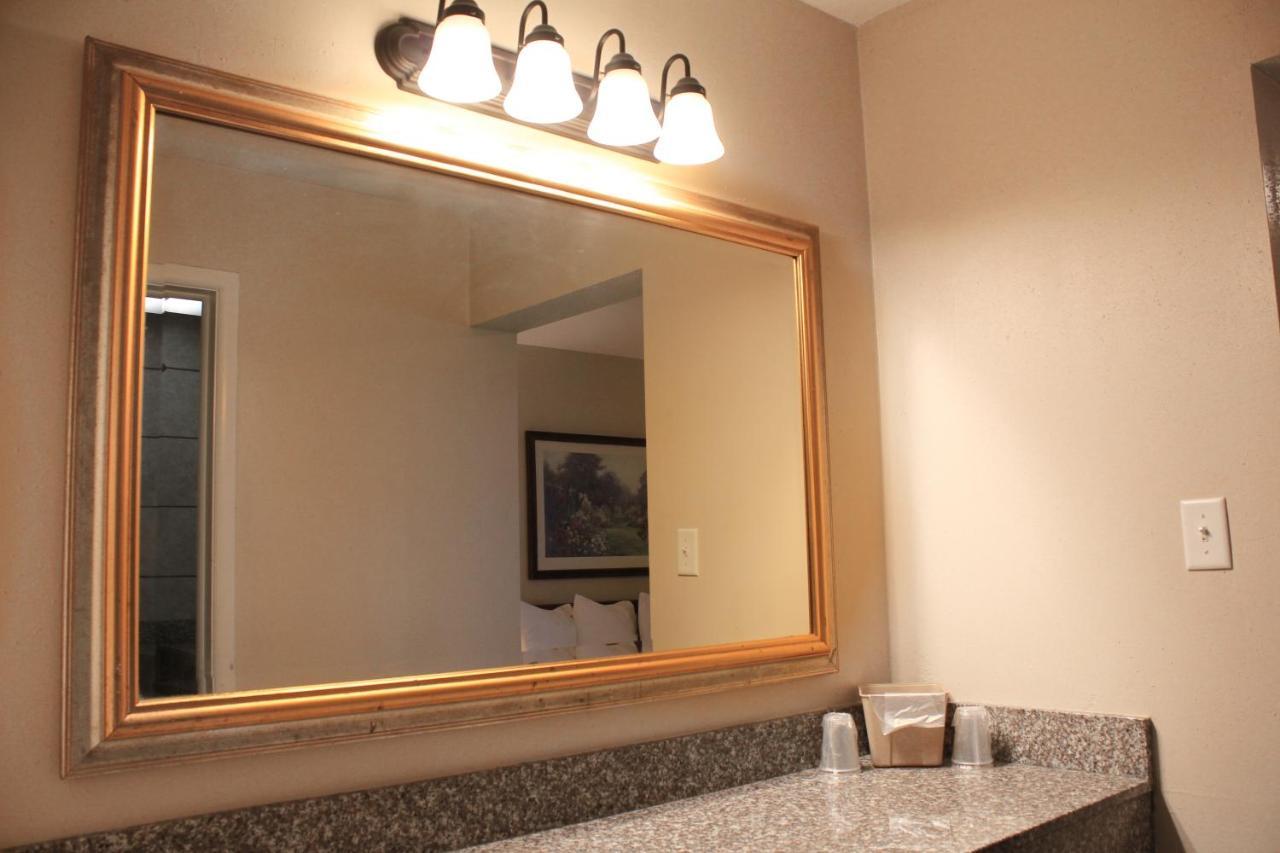 Alpine Inn & Suites Рокфорд Екстериор снимка