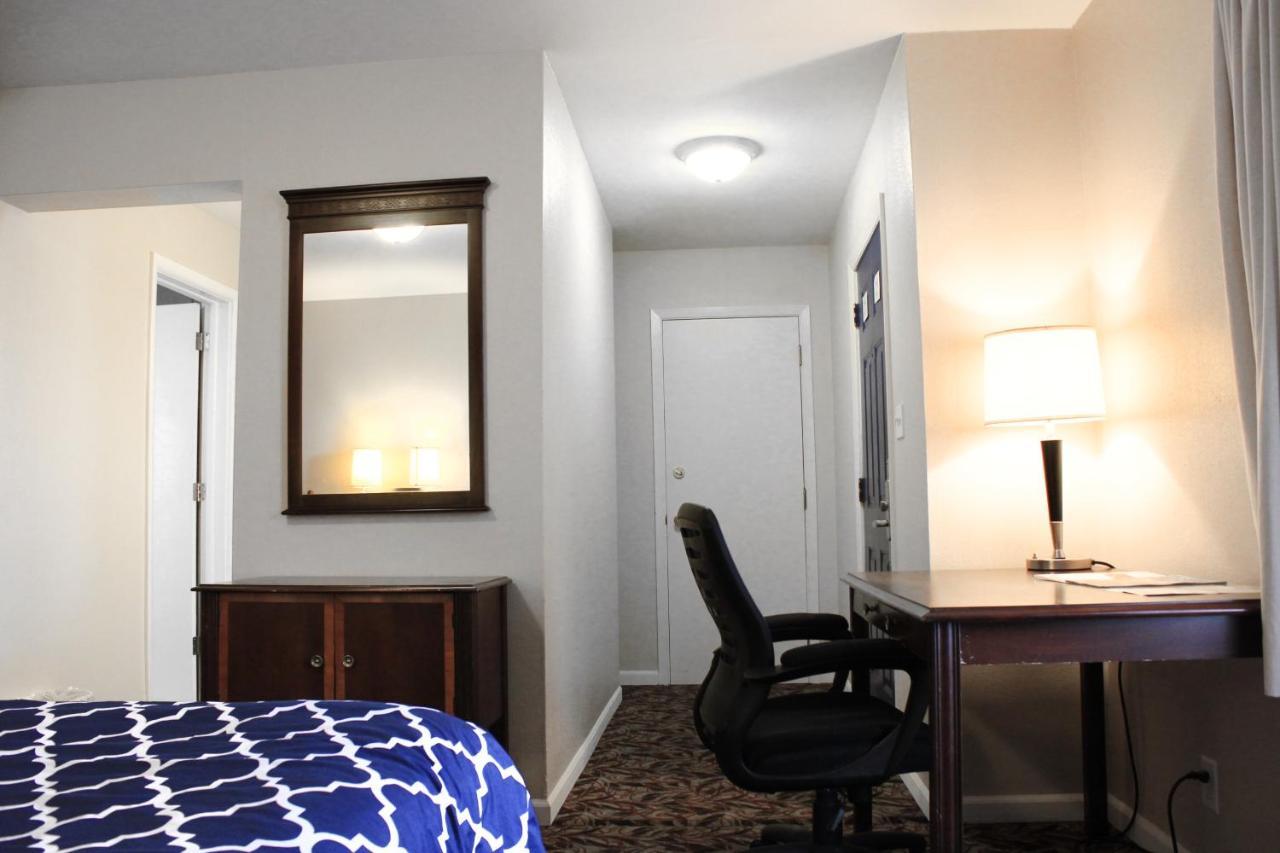Alpine Inn & Suites Рокфорд Екстериор снимка
