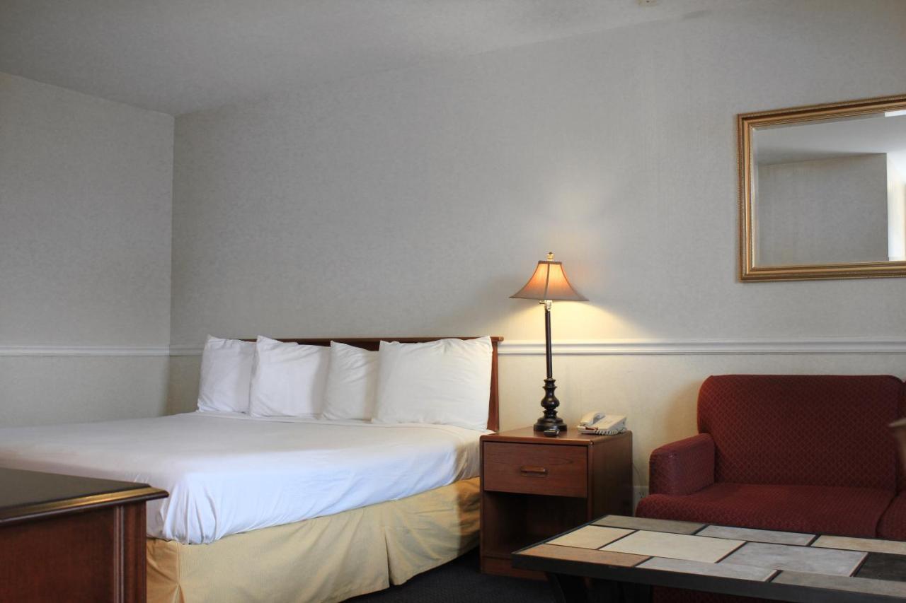 Alpine Inn & Suites Рокфорд Екстериор снимка