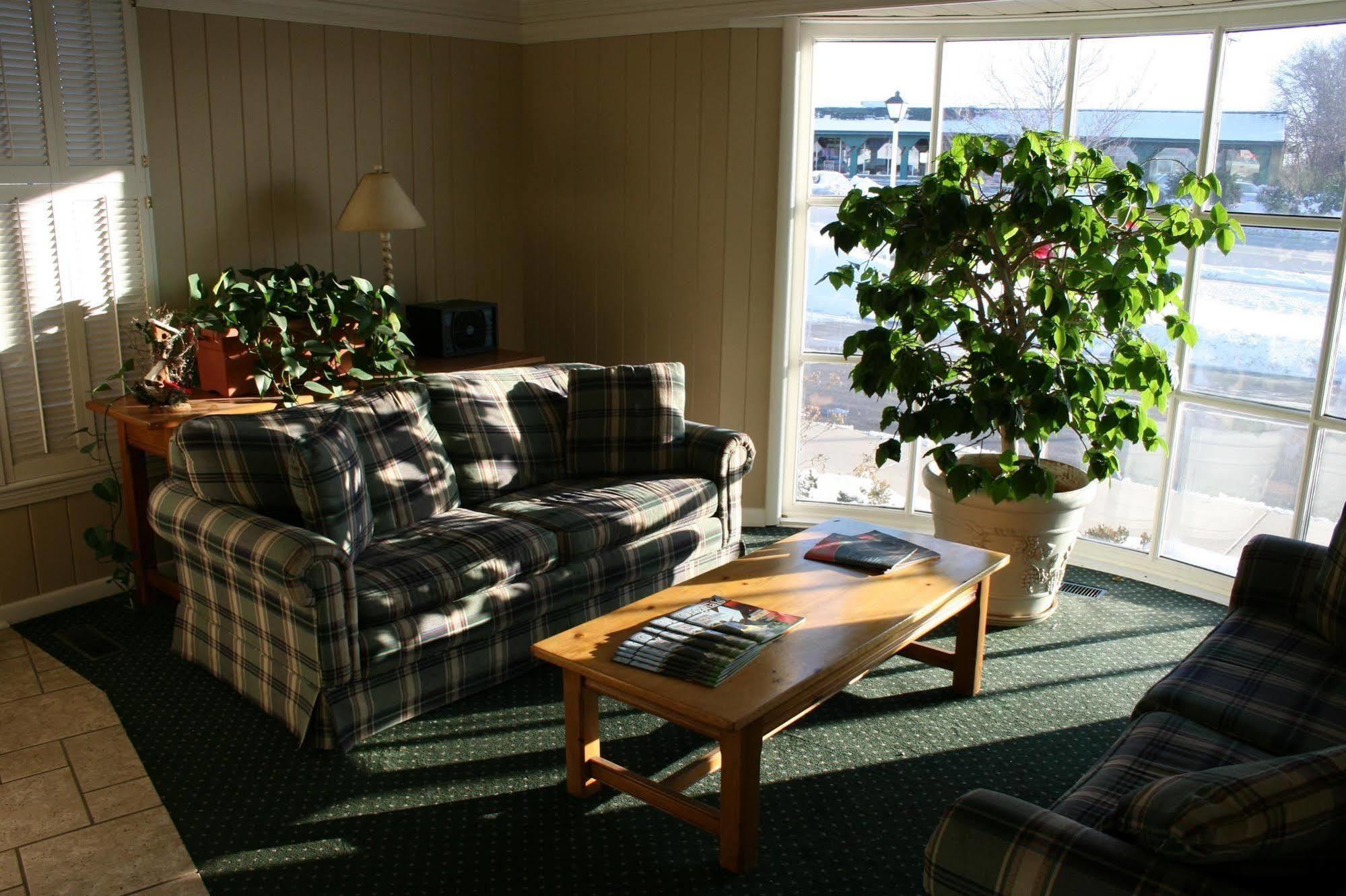 Alpine Inn & Suites Рокфорд Екстериор снимка