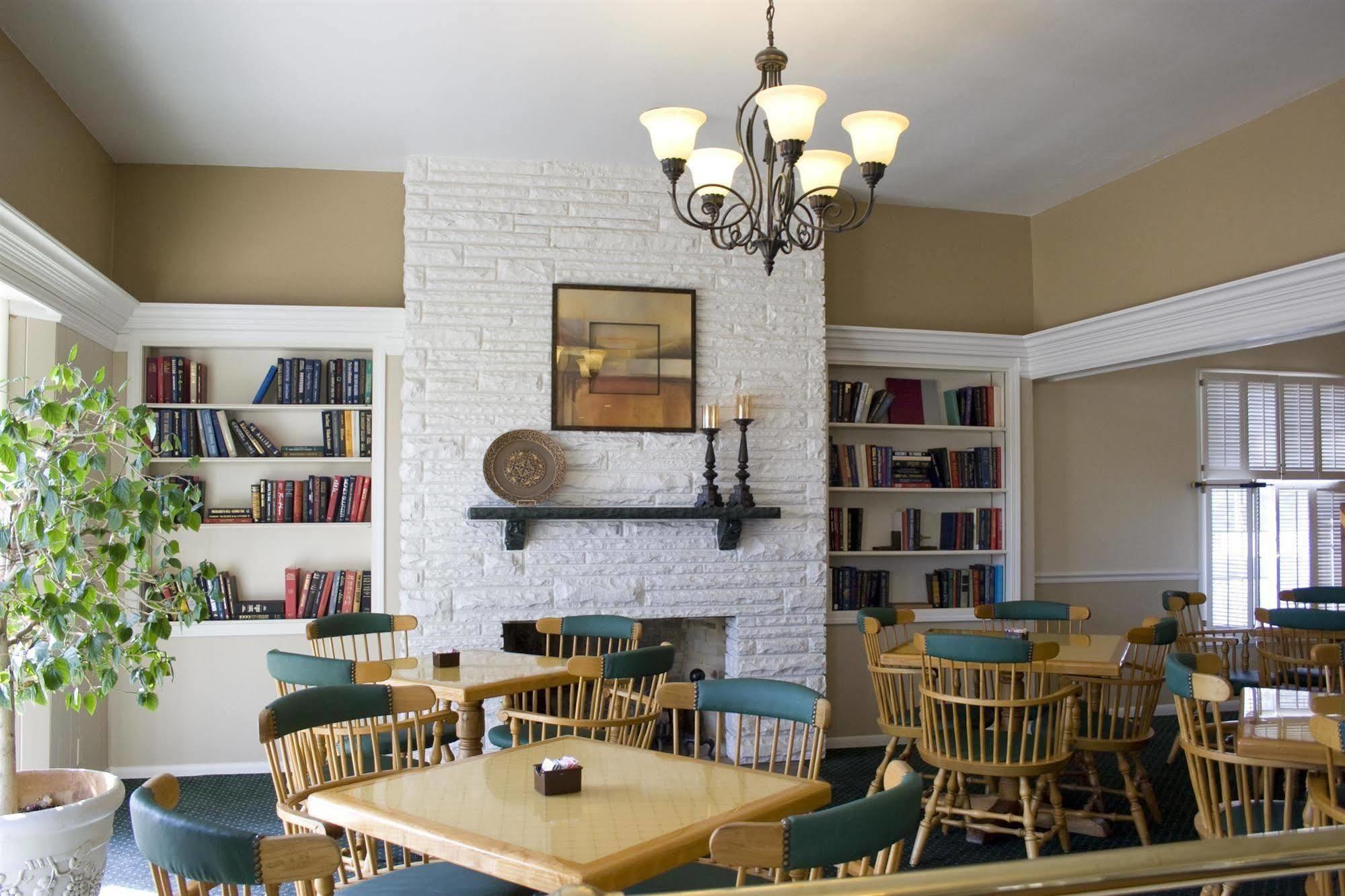 Alpine Inn & Suites Рокфорд Екстериор снимка